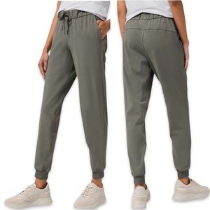 Lululemon On the Fly Jogger 28" in Grey Sage